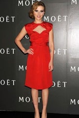 Scarlett Johansson trägt Rot!