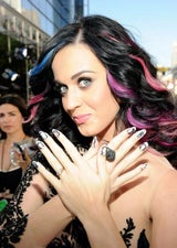 Sexy Katy Perry trägt Liebsten an Händen