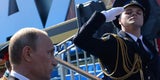 Putin nimmt Parade auf "seiner" Krim ab