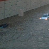 Autos gehen in Regenfluten unter