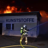 NÖ: Großbrand in Kunststoff-Fabrik