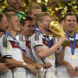 DFB-Elf erhält den WM-Pokal