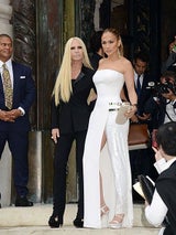 Atelier Versace: J.Lo in Rock & Kleid zugleich