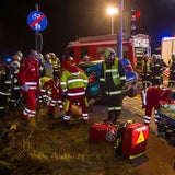 PKW prallt frontal gegen Ampelkasten