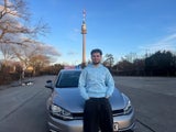 Jung, motiviert und schon am Beifahrersitz: Alen Simsek sorgt für neuen Schwung in der Fahrschule.