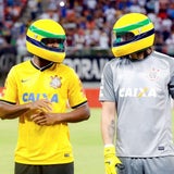 Corinthians-Spieler ehren Senna mit Helm-Aktion