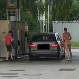 Nackte im Piestingtal tankte mit ihrem Lover