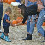Alessandra Ambrosio hat Spaß im Kürbisfeld