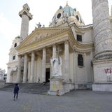 Wiener Karlskirche beschmiert