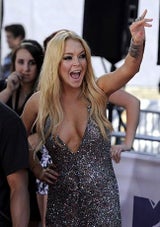 Lohan winkt