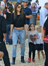 Alessandra Ambrosio hat Spaß im Kürbisfeld