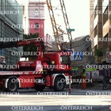 Kran kracht auf Wohnhaus