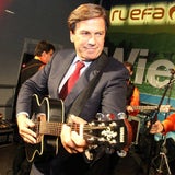 Franz Voves spielt "Imagine"