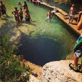 Irrer Sprung in 46 Meter tiefes Wasserloch