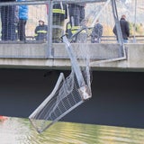 Alkolenker landet spektakulär im Bach