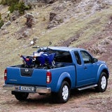 Huckepack auf dem Pick-up: Der Navara schleppt 800 Kilogramm auf der Ladefläche.