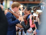 Prinz Harry streichelt Bock und lässt sich umarmen