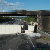 Brand beschädigte möglicherweise Autobahnbrücke