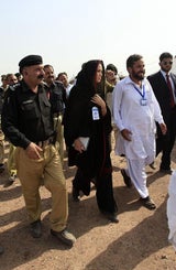 Jolie besucht Flutopfer in Pakistan