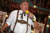 'I bin der Lugner (olé olé)': Jetzt singt Mörtel auch noch