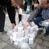 Aktivisten stapelten Zucker vor Lokal