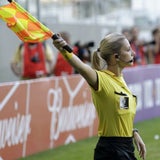Sexy Linienrichterin patzt bei Liga-Debüt