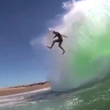Monster-Wellen ziehen tausende Surfer an