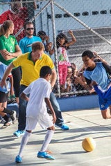 Prinz Harry spielt mit Waisenkindern in Brasilien Fußball