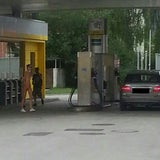 Nackte im Piestingtal tankte mit ihrem Lover