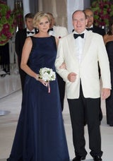 Fürstin Charlène & Fürst Albert verliebt am Rot-Kreuz-Ball