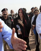 Jolie besucht Flutopfer in Pakistan
