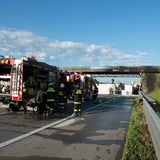 Brand beschädigte möglicherweise Autobahnbrücke