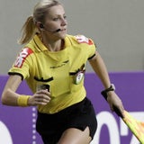 Sexy Linienrichterin patzt bei Liga-Debüt