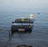 Hobby-Taucher finden gestohlenes Taxi im See