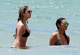 Ashley Benson im Strandurlaub mit Shay Mitchell