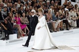 Karl Lagerfeld schickt schwangere Braut auf den Catwalk