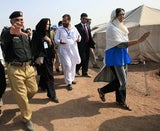 Jolie besucht Flutopfer in Pakistan
