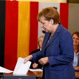 Bundeskanzlerin Angela Merkel gibt ihre Stimme ab