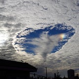 So sehen "gelochte Wolken" aus