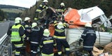 Lkw-Unfall über Leitschiene