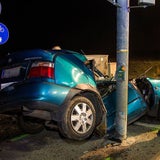 PKW prallt frontal gegen Ampelkasten