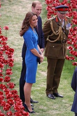 Herzogin Kate & Prinz William pflanzen Mohnblume
