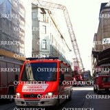 Kran kracht auf Wohnhaus