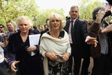 Camilla, die Duchess of Cornwall, spazirert durch die Menge