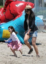 Suri Cruise tobt mit High Heels am Strand
