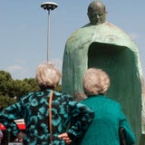Das ist die umstrittene Papststatue