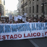 Polizei löst Demo gegen Papst mit Gewalt auf