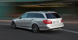 In der AMG Variante verfügt das T-Modell über verbreiterte Radhäuser, Schweller und vier armdicke Endrohre.