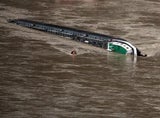 Frachter auf dem Rhein gekentert