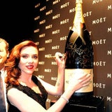 scarlett und flasche  teaser